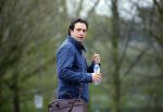 Amsterdam 17 april 2015
Divorce acteur Jeroen Spitzenberger wandelend drinkend en brood etend op straat