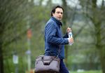 Amsterdam 17 april 2015
Divorce acteur Jeroen Spitzenberger wandelend drinkend en brood etend op straat