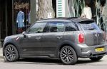 Amsterdam 4 april 2015 
Joop Braakhekke doet in zijn mini countryman boodschappen in amsterdam zuid