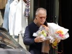 Amsterdam 4 april 2015 
Joop Braakhekke doet in zijn mini countryman boodschappen in amsterdam zuid