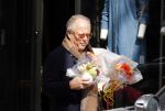 Amsterdam 4 april 2015 
Joop Braakhekke doet in zijn mini countryman boodschappen in amsterdam zuid