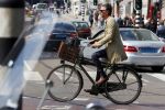 Amsterdam 23 april 2015  
Jos v Raak op de fiets bij ihet Paleis op de Dam.