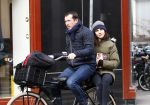 Amsterdam 7 april 2015
Kim v Kooten achter op de fiets bij haar man Jacob Derwig
