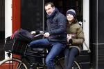 Amsterdam 7 april 2015
Kim v Kooten achter op de fiets bij haar man Jacob Derwig