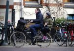 Amsterdam 7 april 2015
Kim v Kooten achter op de fiets bij haar man Jacob Derwig