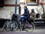 Amsterdam 7 april 2015
Kim v Kooten achter op de fiets bij haar man Jacob Derwig
