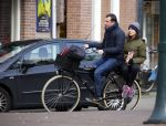 Amsterdam 7 april 2015
Kim v Kooten achter op de fiets bij haar man Jacob Derwig