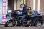 Amsterdam 7 april 2015
Kim v Kooten achter op de fiets bij haar man Jacob Derwig
