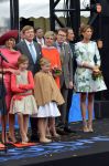 Dordrecht, 27 April 2015
Koningsdag 2015 met Koningin Willem-Alexander, Koningin Maxima, Prinses Amalia, Prinses Alexia em Prinses Ariane, Prins Constatijn, Prinses Laurentien, Prins Maurits, Prinses Marilene, Prinses Annette, Prins Bernhard Jr., Prins Pieter Christiaan en Prinses Anita