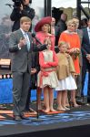 Dordrecht, 27 April 2015
Koningsdag 2015 met Koningin Willem-Alexander, Koningin Maxima, Prinses Amalia, Prinses Alexia em Prinses Ariane, Prins Constatijn, Prinses Laurentien, Prins Maurits, Prinses Marilene, Prinses Annette, Prins Bernhard Jr., Prins Pieter Christiaan en Prinses Anita