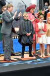 Dordrecht, 27 April 2015
Koningsdag 2015 met Koningin Willem-Alexander, Koningin Maxima, Prinses Amalia, Prinses Alexia em Prinses Ariane, Prins Constatijn, Prinses Laurentien, Prins Maurits, Prinses Marilene, Prinses Annette, Prins Bernhard Jr., Prins Pieter Christiaan en Prinses Anita