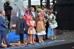 Dordrecht, 27 April 2015
Koningsdag 2015 met Koningin Willem-Alexander, Koningin Maxima, Prinses Amalia, Prinses Alexia em Prinses Ariane, Prins Constatijn, Prinses Laurentien, Prins Maurits, Prinses Marilene, Prinses Annette, Prins Bernhard Jr., Prins Pieter Christiaan en Prinses Anita