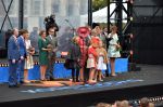 Dordrecht, 27 April 2015
Koningsdag 2015 met Koningin Willem-Alexander, Koningin Maxima, Prinses Amalia, Prinses Alexia em Prinses Ariane, Prins Constatijn, Prinses Laurentien, Prins Maurits, Prinses Marilene, Prinses Annette, Prins Bernhard Jr., Prins Pieter Christiaan en Prinses Anita