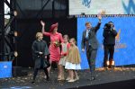 Dordrecht, 27 April 2015
Koningsdag 2015 met Koningin Willem-Alexander, Koningin Maxima, Prinses Amalia, Prinses Alexia em Prinses Ariane, Prins Constatijn, Prinses Laurentien, Prins Maurits, Prinses Marilene, Prinses Annette, Prins Bernhard Jr., Prins Pieter Christiaan en Prinses Anita