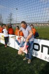 Volendam 15 april 2015
Het mini jan Smit stadion is vanavond geopend met een serie penaltie s van Henk Veerman en Robert Muhren op Jan Smit als keeper. Ook Liza Fem Emma en Senn waren aanwezen alsmede ome Cor