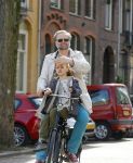 Amsterdam 21 april 2015  
Patrick Stoof met dochter op de fiets.
