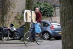 Amsterdam 17 april 2015  
Peter Blok met lege dozen op de fiets