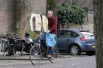 Amsterdam 17 april 2015  
Peter Blok met lege dozen op de fiets