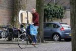 Amsterdam 17 april 2015  
Peter Blok met lege dozen op de fiets