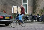 Amsterdam 17 april 2015  
Peter Blok met lege dozen op de fiets