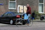 Amsterdam 17 april 2015  
Peter Blok met lege dozen op de fiets