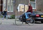 Amsterdam 17 april 2015  
Peter Blok met lege dozen op de fiets
