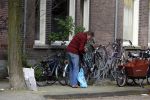 Amsterdam 17 april 2015  
Peter Blok met lege dozen op de fiets