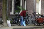Amsterdam 17 april 2015  
Peter Blok met lege dozen op de fiets