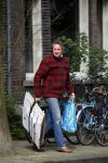 Amsterdam 17 april 2015  
Peter Blok met lege dozen op de fiets