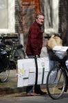 Amsterdam 17 april 2015  
Peter Blok met lege dozen op de fiets