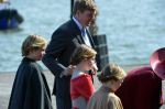 Dordrecht, 27 April 2015
Koningsdag 2015 met Koningin Willem-Alexander, Koningin Maxima, Prinses Amalia, Prinses Alexia em Prinses Ariane, Prins Constatijn, Prinses Laurentien, Prins Maurits, Prinses Marilene, Prinses Annette, Prins Bernhard Jr., Prins Pieter Christiaan en Prinses Anita
