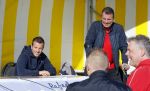 Beverwijk 27 april 2015
Rafael v d Vaart organiseert een voetbaltournooi bij vv Kennemers. Zijn vader Ramon en moeder Lolita werken ook mee. Sabia Engizek komt natuurlijk kijken en verricht de aftrap.
