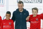 Beverwijk 27 april 2015
Rafael v d Vaart organiseert een voetbaltournooi bij vv Kennemers. Zijn vader Ramon en moeder Lolita werken ook mee. Sabia Engizek komt natuurlijk kijken en verricht de aftrap.