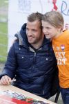 Beverwijk 27 april 2015
Rafael v d Vaart organiseert een voetbaltournooi bij vv Kennemers. Zijn vader Ramon en moeder Lolita werken ook mee. Sabia Engizek komt natuurlijk kijken en verricht de aftrap.