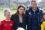 Beverwijk 27 april 2015
Rafael v d Vaart organiseert een voetbaltournooi bij vv Kennemers. Zijn vader Ramon en moeder Lolita werken ook mee. Sabia Engizek komt natuurlijk kijken en verricht de aftrap.