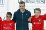 Beverwijk 27 april 2015
Rafael v d Vaart organiseert een voetbaltournooi bij vv Kennemers. Zijn vader Ramon en moeder Lolita werken ook mee. Sabia Engizek komt natuurlijk kijken en verricht de aftrap.