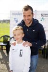 Beverwijk 27 april 2015
Rafael v d Vaart organiseert een voetbaltournooi bij vv Kennemers. Zijn vader Ramon en moeder Lolita werken ook mee. Sabia Engizek komt natuurlijk kijken en verricht de aftrap.