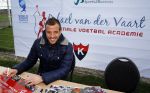 Beverwijk 27 april 2015
Rafael v d Vaart organiseert een voetbaltournooi bij vv Kennemers. Zijn vader Ramon en moeder Lolita werken ook mee. Sabia Engizek komt natuurlijk kijken en verricht de aftrap.