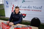 Beverwijk 27 april 2015
Rafael v d Vaart organiseert een voetbaltournooi bij vv Kennemers. Zijn vader Ramon en moeder Lolita werken ook mee. Sabia Engizek komt natuurlijk kijken en verricht de aftrap.