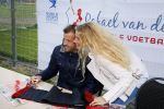 Beverwijk 27 april 2015
Rafael v d Vaart organiseert een voetbaltournooi bij vv Kennemers. Zijn vader Ramon en moeder Lolita werken ook mee. Sabia Engizek komt natuurlijk kijken en verricht de aftrap.