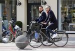 Amsterdam 28 april 2015
Rolf Snoeren (Viktor&Rolf) met zijn partner fietsend door amsterdam
