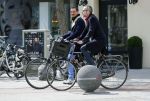 Amsterdam 28 april 2015
Rolf Snoeren (Viktor&Rolf) met zijn partner fietsend door amsterdam