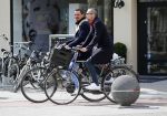 Amsterdam 28 april 2015
Rolf Snoeren (Viktor&Rolf) met zijn partner fietsend door amsterdam
