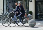 Amsterdam 28 april 2015
Rolf Snoeren (Viktor&Rolf) met zijn partner fietsend door amsterdam