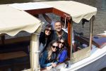 Ammsterdam 10 april 2015
Ruud Gullit en zijn vriendin Maggie Jiminez gaan varen op de grachten van amsterdam met zijn dochter Felicity en vrienden