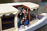 Ammsterdam 10 april 2015
Ruud Gullit en zijn vriendin Maggie Jiminez gaan varen op de grachten van amsterdam met zijn dochter Felicity en vrienden