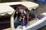 Ammsterdam 10 april 2015
Ruud Gullit en zijn vriendin Maggie Jiminez gaan varen op de grachten van amsterdam met zijn dochter Felicity en vrienden