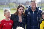 Beverwijk 27 april 2015
Rafael v d Vaart organiseert een voetbaltournooi bij vv Kennemers. Zijn vader Ramon en moeder Lolita werken ook mee. Sabia Engizek komt natuurlijk kijken en verricht de aftrap.