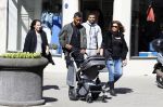 Amsterdam 14 april 2015
Sunnery James en zijn moeder met vrienden achter de kinderwagen op de cornelis schuytstraat
