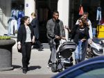 Amsterdam 14 april 2015
Sunnery James en zijn moeder met vrienden achter de kinderwagen op de cornelis schuytstraat